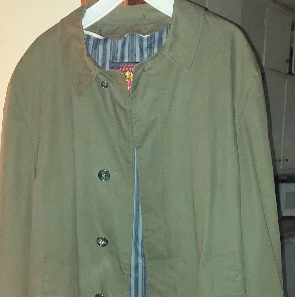 Vintage All Weather Coat Size L. It's a great green with warm zip-out lining